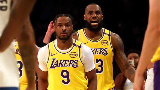 NBA’de LeBron James ve oğlu Bronny James tarihe geçti